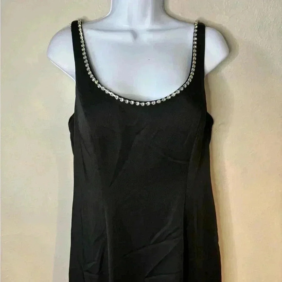 SLEEVELESS CRYSTAL SCOOP NECKLINE COLUMN GOWN - Picture 3 of 9